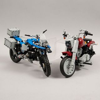 Lote de 2 motocicletas a escala. Dinamarca, siglo XXI. Marca LEGO CREATOR y TECHNIC. Piezas armables con partes articuladas.