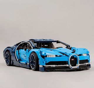 Carro a escala Bugatti Chiron. Dinamarca, siglo XXI.  Marca LEGO TECHNIC. Piezas armables con partes articuladas de resina.