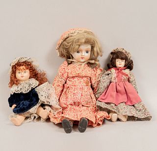 Lote de 3 muñecas. Diferentes orígenes y diseños. Siglo XX Elaboradas en porcelana. Con extremidades articuladas.