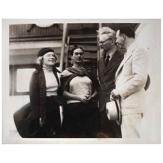INTERNATIONAL NEWS PHOTOS, Trotsky arrives México, Tampico, Tamaulipas, Unsigned, Vintage print, 5.5 x 6.9" (14 x 17.6 cm)