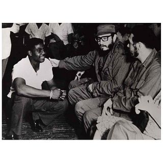UNIDENTIFIED PHOTOGRAPHER, Ché Guevara y Fidel Castro, Unsigned, Silver / gelatin, 4.8 x 6.6" (12.2 x 17 cm)