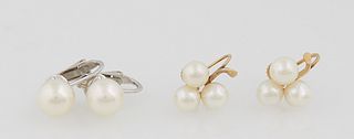 Two Pair of 18K Gold Earrings, one of yellow gold with three 6mm white cultured pearls, in a triangular form, on a screw back; the second of white gol