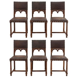 Lote de 6 sillas. Francia. Siglo XX. En talla de madera de roble. Con respaldos semiabiertos y asientos tipo piel de marrón.