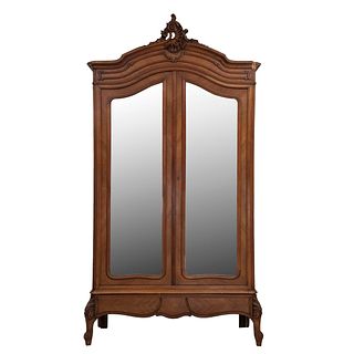 Armario. Francia. Siglo XX. Estilo Luis XV. En talla de madera de nogal. Con 2 puertas abatibles con espejo y cajón. 252 x 136 x 51 cm