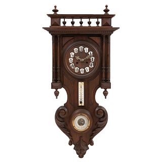 Reloj de pared. Francia. Siglo XX. Estilo Enrique II. En talla de madera de nogal. Mecanismo de cuerda. 88 x 42 x 15 cm