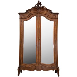 Armario. Francia. SXX. Estilo Luis XV. En talla de madera de nogal. Con 2 puertas con espejos de lunas biseladas. 246 x 138 x 51 cm