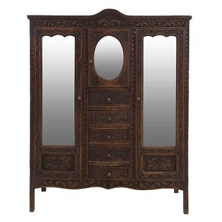 Ropero. Siglo XX. En talla de madera. Con 3 puertas abatibles con espejos, 2 de luna biselada y 5 cajones. 180 x 141 x 50 cm