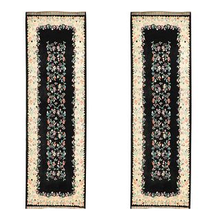 Lote de 2 tapetes de pasillo. Siglo XX. Elaborados en fibras de lana. Decorados elementos florales. 240 x 71 cm