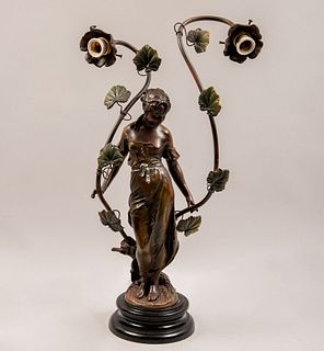 Lámpara de mesa. Siglo XX. Estilo Art Nouveau. Estructura metálica. Para 2 luces. Fuste a manera de dama, laminados vegetales.