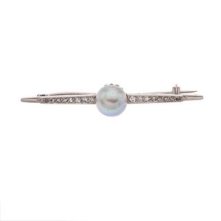 Prendedor con perla y diamantes en plata paladio. 1 perla cultivada color gris de 10 mm. 16 diamantes corte 8 x 8 y facetados.<R...