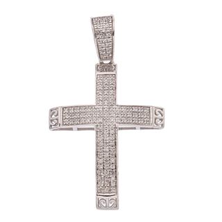 Cruz con diamantes en oro blanco de 10k. 122 diamantes corte 8 x 8 de 0.25 ct. Peso: 2.3 g.