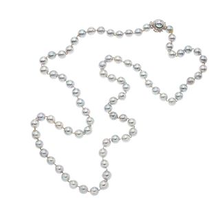 Collar con perlas y plata .925. 79 perlas cultivadas color gris de 6 mm. Peso: