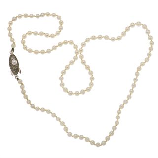 Collar con perlas y plata .925. Perlas cultivadas de 2 mm. Broche plata .925. Peso: 5.7 g.