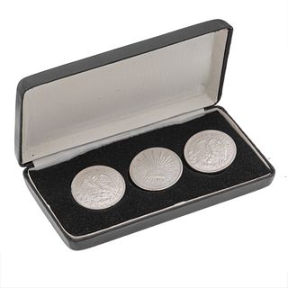 Tres monedas Libertad de un peso en plata. Peso: 81.2 g. Estuche.