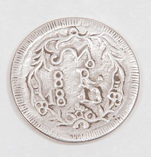 Morelos y Pavón, José María. 8 Reales "SUD". México, 1813. Elaborada en plata con canto liso.  Anverso: Monograma de Morelos. Peso: 27g