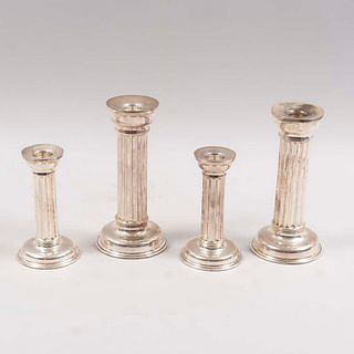 Juego de 4 candeleros. México, siglo XX. Diseño de columna dórica. Elaborado en plata Sterling Ley 0.925 sellado ANAYA. Peso: 977 g