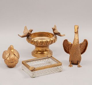 Lote mixto de 4 piezas. Siglo XX. Elaborados en metal dorado y hierro. Consta de: cenicero, depósito a manera de ave, Otros.