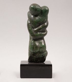 ANÓNIMO. Pareja abrazada. Fundición en bronce patinado. Con base de mármol. 28 cm altura (con base)