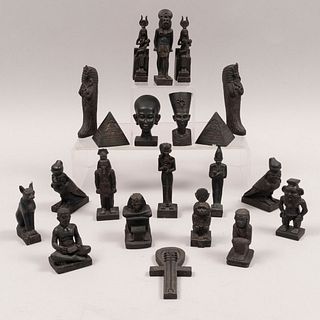 Figuras decorativas del Antiguo Egipto. Siglo XX. Elaboradas en pasta. Color negro.