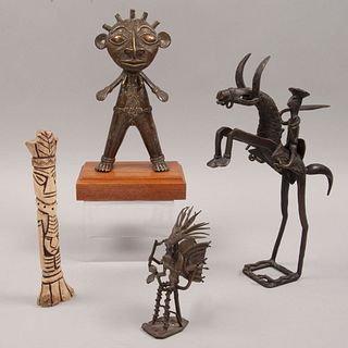 Lote de 4 esculturas. Diferentes orígenes y diseños. Siglo XX. Estilo africano. Elaboradas en bronce a la cera perdida, metal y hueso.