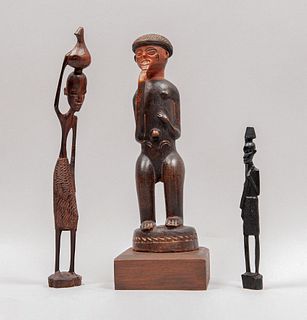 Lote de 3 esculturas africanas. Siglo XX. Tallas en madera. Decoradas con esgrafiados.
