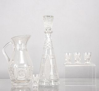 Lote de 6 piezas. Siglo XX. En cristal cortado. Consta de: jarra, licorera y 4 copas para cremas. Decorados con elementos facetados.