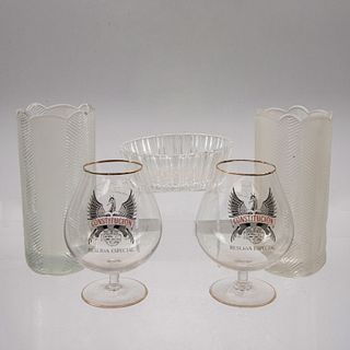 Lote de 5 piezas. SXX. Diferentes diseños. En cristal y vidrio. Consta de: centro de mesa, par de floreros y par de copas para coñac.