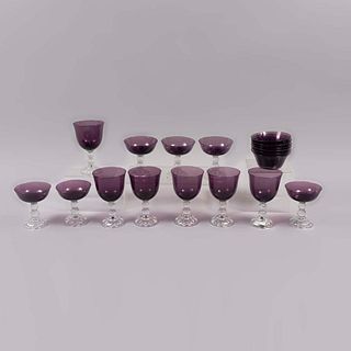 Lote de 12 piezas. Siglo XX. Elaborados en cristal color morado. Consta de: 6 copas para coctél, 6 copas para vino y 6 tazones.