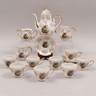 Juego de té. China. Siglo XX. Elaborados en porcelana. Consta de: tetera, par de cremeras, azucarera, 2 platos base y 8 tazas.