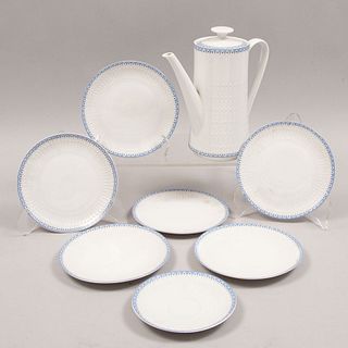 Tetera y 7 platos. Alemania. Siglo XX. Elaborada en porcelana de Bavaria. Decorados con elementos geométricos en color azul.