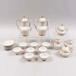 Juego de té. Siglo XX. Elaborados en porcelana Coronet. Consta de: 2 teteras, 2 cremeras, 2 azucareras y 6 ternos.