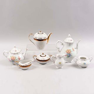Servicio abierto de té Japón y otro. Siglo XX. Elaborados en porcelana y semi porcelana. Sellados Bavaria y Coronet.