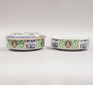 Vianda. Origen oriental. Siglo XX. Elaborada en porcelana. Con 2 depósitos y tapa. Decorada con elementos florales.
