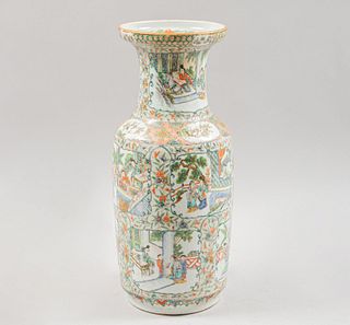 Jarrón. China, siglo XX. Estilo Familia Rosa. Elaborado en porcelana con policromía. Decorado con escenas cortesanas.