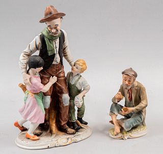 Lote de 2 figuras decorativas. Siglo XX. Elaboradas en porcelana. Acabado gres. Consta de: abuelo con nietos y anciano sentado.