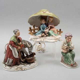 Lote de 3 piezas. Siglo XX. Elaboradas en porcelana. Acabado gres. Consta de: anciana con burro, anciana con aves y lámpara de mesa.