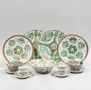 Vajilla decorativa. China, siglo XX. Estilo Familia Rosa. Elaborada en semi porcelana policromada con filos en esmalte dorado.