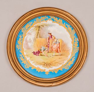 Plato decorativo. Siglo XX. Elaborado en porcelana tipo Sevrés. Decorado con esmalte dorado, elementos vegetales y escena galante.