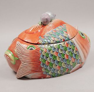 Sopera con tapa. Origen oriental. Siglo XX. Elaborado en cerámica. Diseño a manera de pez. Con sello en la parte inferior.
