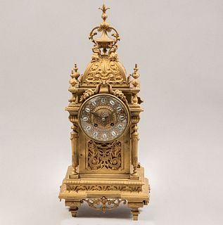 Reloj de chimenea. Siglo XX. Elaborado en metal dorado. Decorado con elementos vegetales, florales, orgánicos, arquitectónicos.