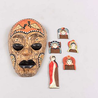 Lote de 6 piezas. Siglo XX. Consta de: máscara, 4 peinetas y un peine. Elaborados en madera.