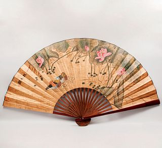 Abanico. China, siglo XX. País de papel, con varillaje de madera. Decorado con elementos vegetales, florales y aves.