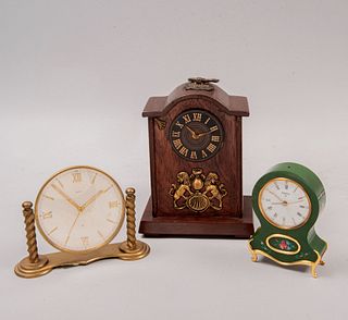 Lote de 3 relojes de mesa. Alemania y Suiza. Siglo XX. Diferentes diseños. Elaborados en metal, madera y material sintético.