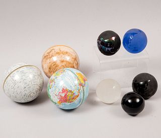 Lote de 8 globos terráqueos. Siglo XX. Elaborados en vidrio de diferentes colores y material sintético. Diferentes tamaños.