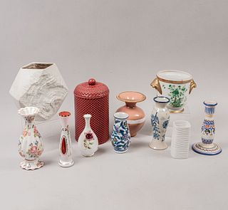 Lote de 11 piezas. Diferentes orígenes y diseños. Siglo XX. Elaborados en porcelana, talavera, cerámica y cristal Overlay.