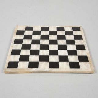 Tablero de ajedrez. Siglo XX. En talla de ónix jaspeado color blanco y negro. 34 x 34 cm