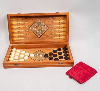 Backgammon. Origen oriental. Siglo XX. Estilo Marroquí. Estuche-tablero de madera con aplicaciones de concha nacar y madera...