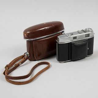 Cámara reflex Kodak Modelo Retina II c. Alemania, siglo XX. Con lente retráctil Schneider Xenon f/2.0 or f/2.8 50mm. Estuche de piel.