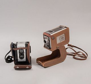 Lote de 2 cámaras de video. Estados Unidos. Siglo XX. Elaboradas en metal y baquelita. Marca Argus y Marca Kodak.