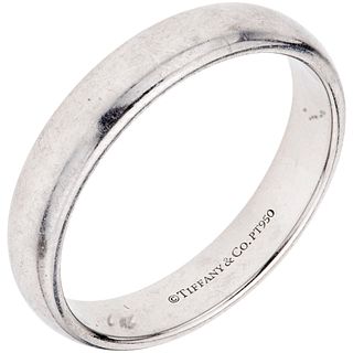RING IN PLATINUM, TIFFANY & CO., CLASSIC COLLECTION Weight: 9.2 g. Size: 10 ¾